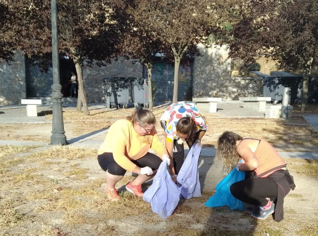 Tres voluntarias recogiendo basura en el inicio del paseo Adaja Tres voluntarias recogiendo basura en el inicio del paseo Adaja