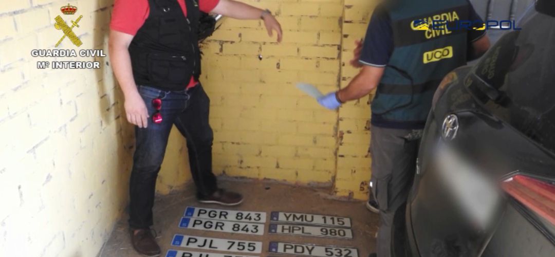 Los agentes en la nave de Torrejón de Velasco Los agentes en la nave de Torrejón de Velasco