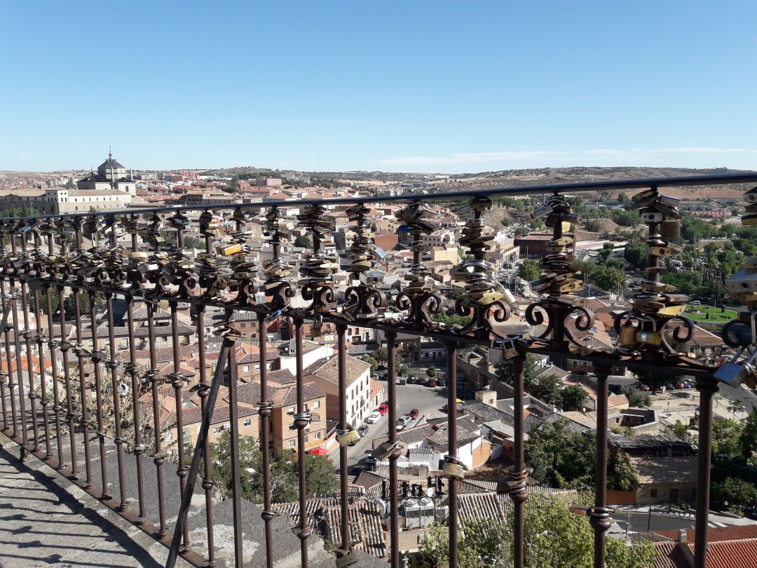 Los «candados del amor» llenan los puentes y barandillas de Toledo Los «candados del amor» llenan los puentes y barandillas de Toledo