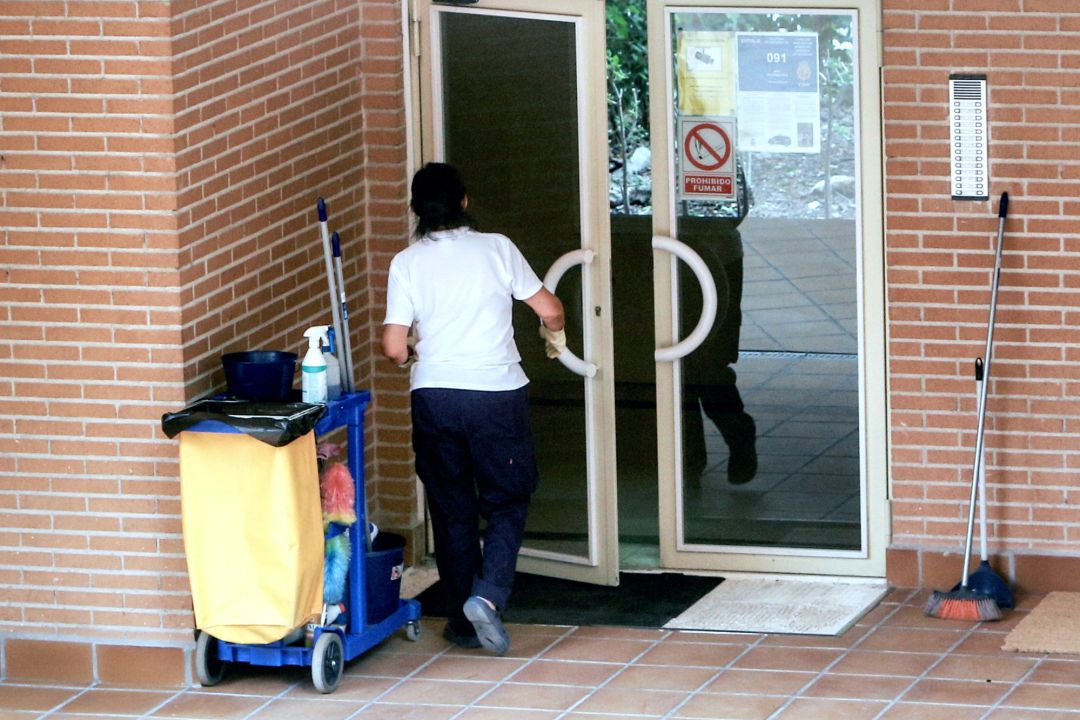La precariedad lleva nombre de mujer: jornadas que nunca terminan por sueldos que no curan la pobreza La precariedad lleva nombre de mujer: jornadas que nunca terminan por sueldos que no curan la pobreza