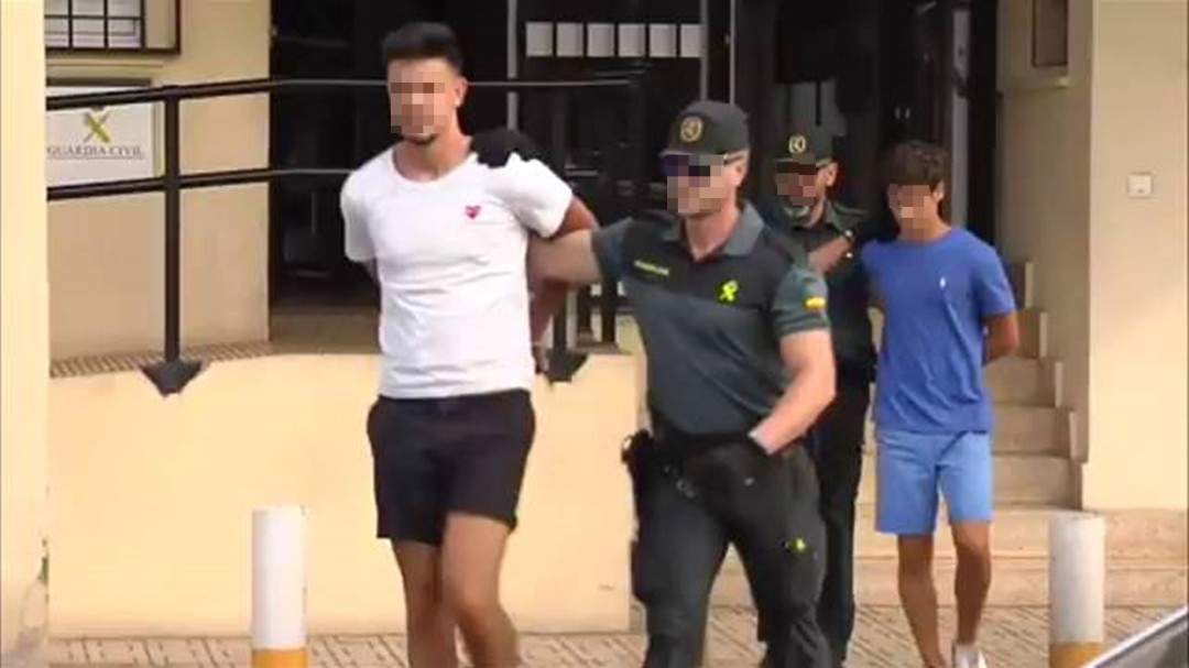 Prisión para tres de los detenidos por la presunta violación grupal a una chica noruega en Benidorm
