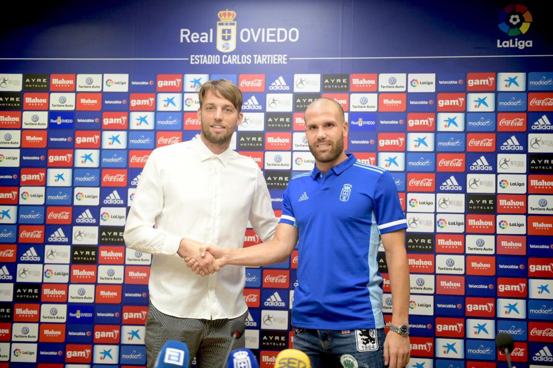 Ortuño estrecha la mano con Michu durante su presentación Ortuño estrecha la mano con Michu durante su presentación