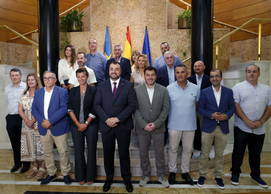 Foto de familia de los alcaldes mineros con el presidente Barbón, ex alcalde de Laviana y ex presidente de ACOM. Mino García es el tercero por la derecha en la primera fila. Foto de familia de los alcaldes mineros con el presidente Barbón, ex alcalde de Laviana y ex presidente de ACOM. Mino García es el tercero por la derecha en la primera fila.