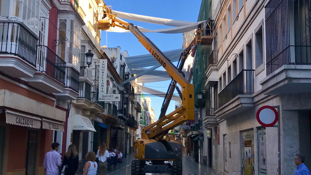 Comienza el tendido de toldos en el centro de El Puerto