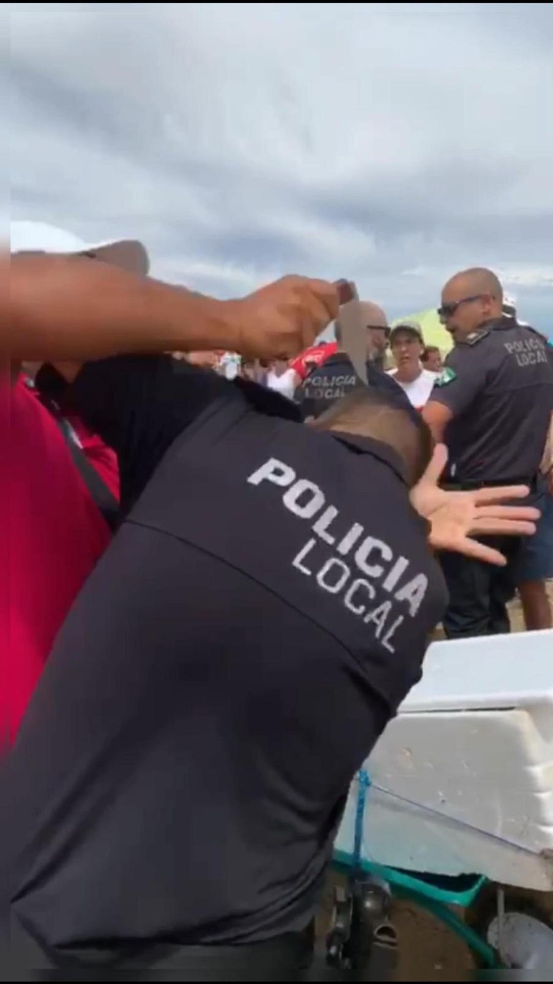 El jefe de la Policía Local de Punta se recupera, ya en casa, de la agresión sufrida por un vendedor ambulante ilegal El jefe de la Policía Local de Punta se recupera, ya en casa, de la agresión sufrida por un vendedor ambulante ilegal