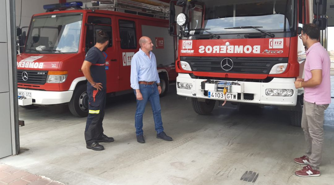 El diputado de Servicios Municipales, José Luis Hidalgo (segundo por la izquierda), durante su visita al parque de bomberos de Peal. El diputado de Servicios Municipales, José Luis Hidalgo (segundo por la izquierda), durante su visita al parque de bomberos de Peal.