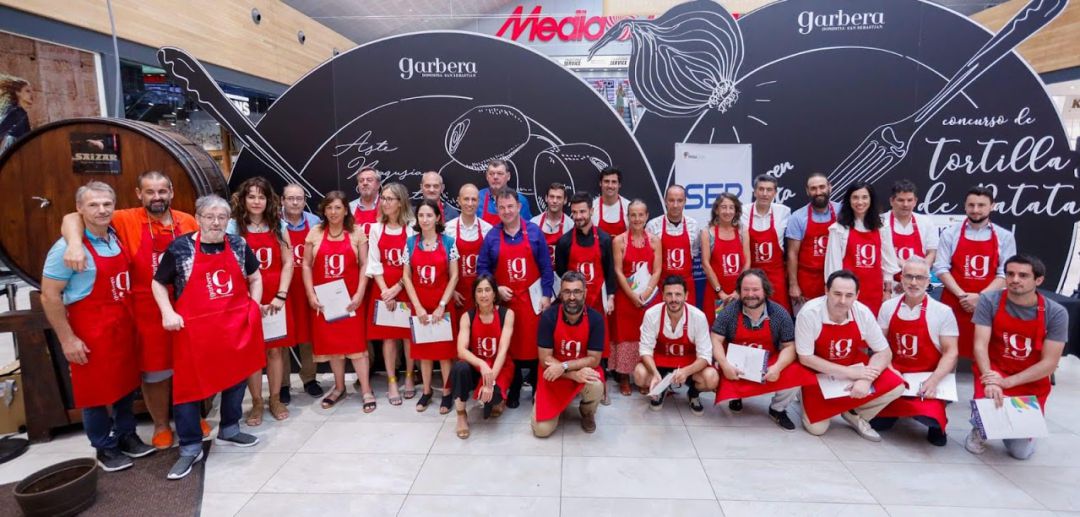 Foto de familia de todos los miembros del jurado del concurso de tortilla de patatas de la Cadena SER en Gipuzkoa. Foto de familia de todos los miembros del jurado del concurso de tortilla de patatas de la Cadena SER en Gipuzkoa.