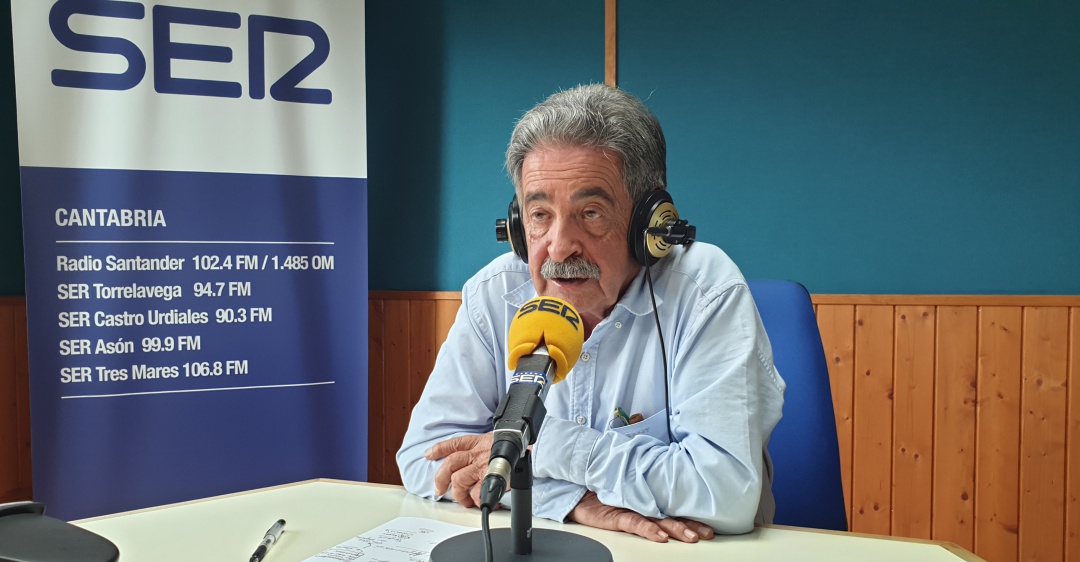 Imagen de archivo. Miguel Ángel Revilla en los estudios de SER Cantabria en Santander Imagen de archivo. Miguel Ángel Revilla en los estudios de SER Cantabria en Santander