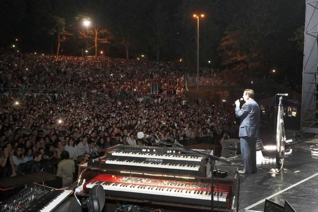 Abel Caballero se dirige al público de Castrelos en el concierto de Leiva Abel Caballero se dirige al público de Castrelos en el concierto de Leiva