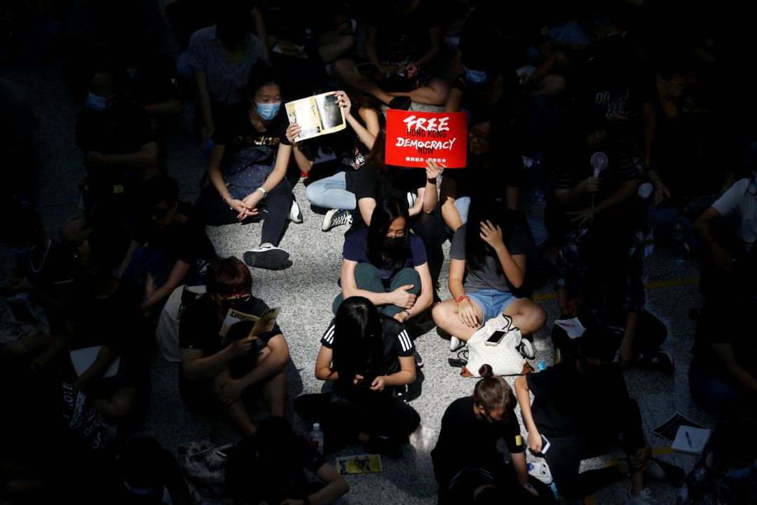 Protestantes sentados en una terminal del aeropuerto internacional de Hong Kong. Protestantes sentados en una terminal del aeropuerto internacional de Hong Kong.
