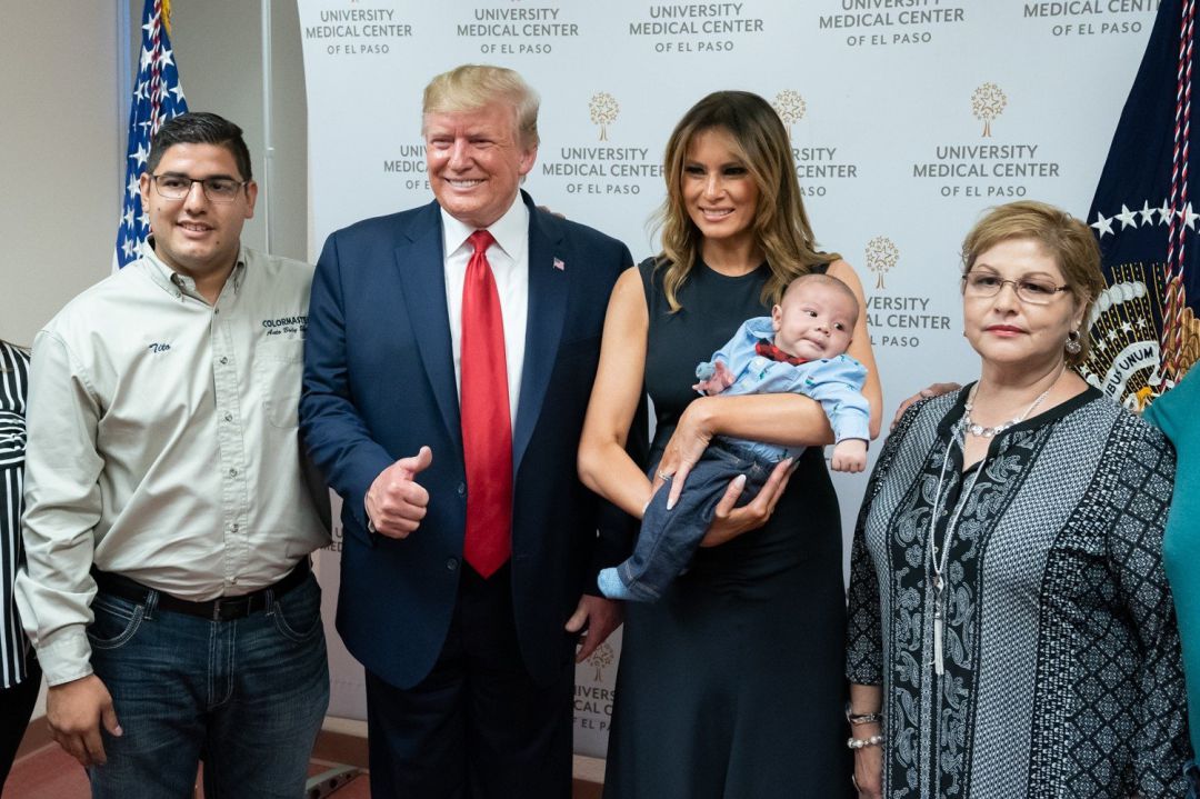 Los Trump en su visita a El Paso (Texas) posan junto a un bebé que perdió a sus padres en el tiroteo de la pasada semana. Los Trump en su visita a El Paso (Texas) posan junto a un bebé que perdió a sus padres en el tiroteo de la pasada semana.