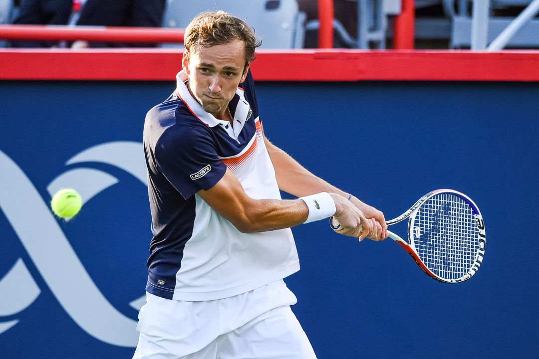 Daniil Medvedev golpea una pelota de revés. Daniil Medvedev golpea una pelota de revés.