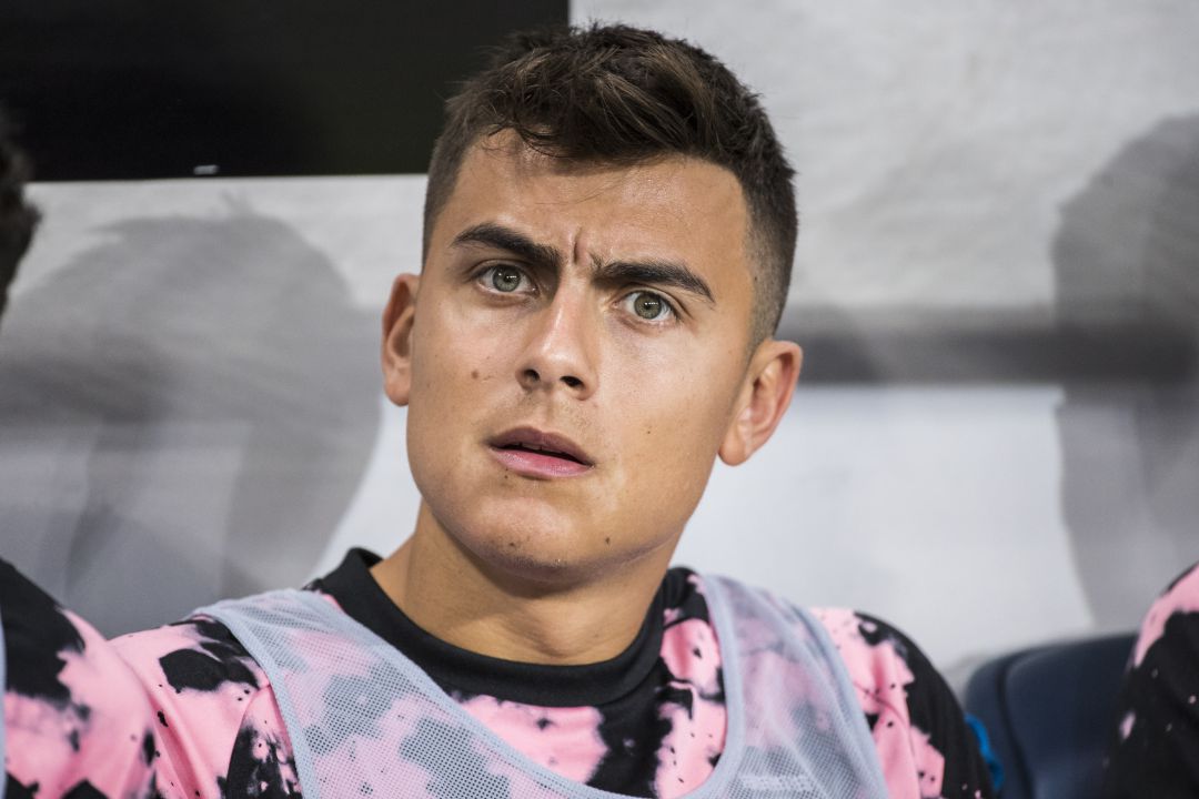 Dybala en el banquillo de la Juventus Dybala en el banquillo de la Juventus