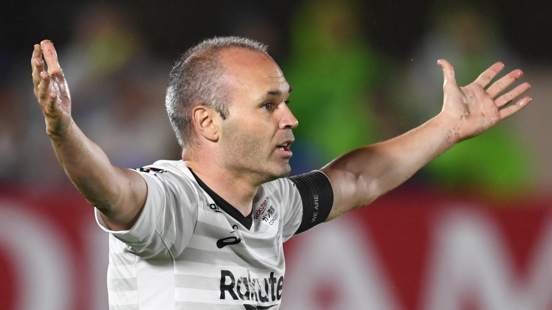 Iniesta se encara con un rival en un partido de la J-League