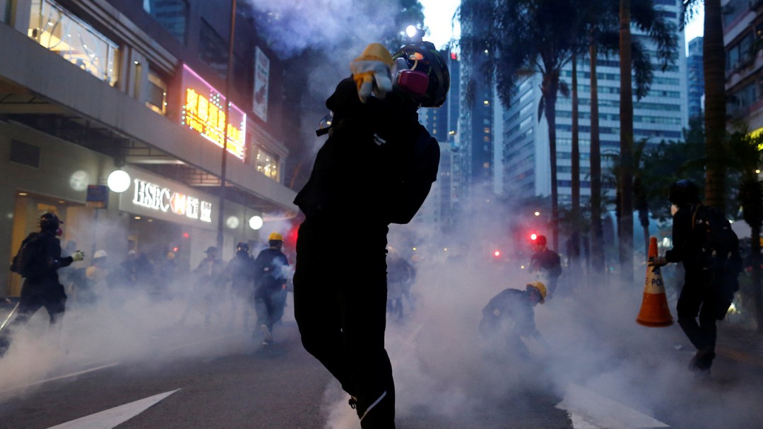 Del pacifismo a la violencia en las calles de Hong Kong en solo 3 meses