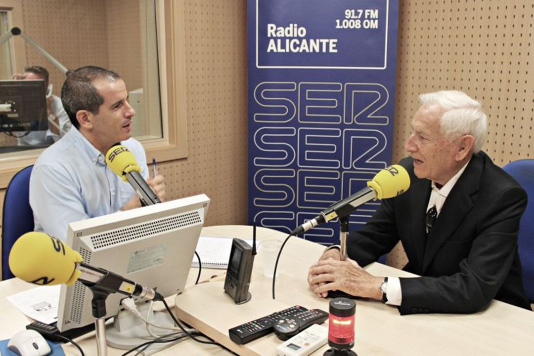 Juan Antonio García Solera en los estudios de Radio Alicante en una entrevista con Carlos Arcaya Juan Antonio García Solera en los estudios de Radio Alicante en una entrevista con Carlos Arcaya
