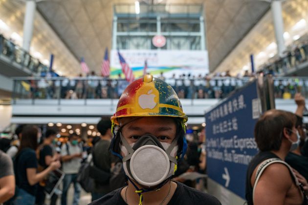 El aeropuerto de Hong Kong suspende sus vuelos por las protestas El aeropuerto de Hong Kong suspende sus vuelos por las protestas