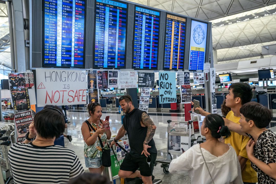Turistas en los paneles de información del Aeropuerto de Hong Kong en los que se muestran todos los vídeos cancelados
Turistas en los paneles de información del Aeropuerto de Hong Kong en los que se muestran todos los vídeos cancelados