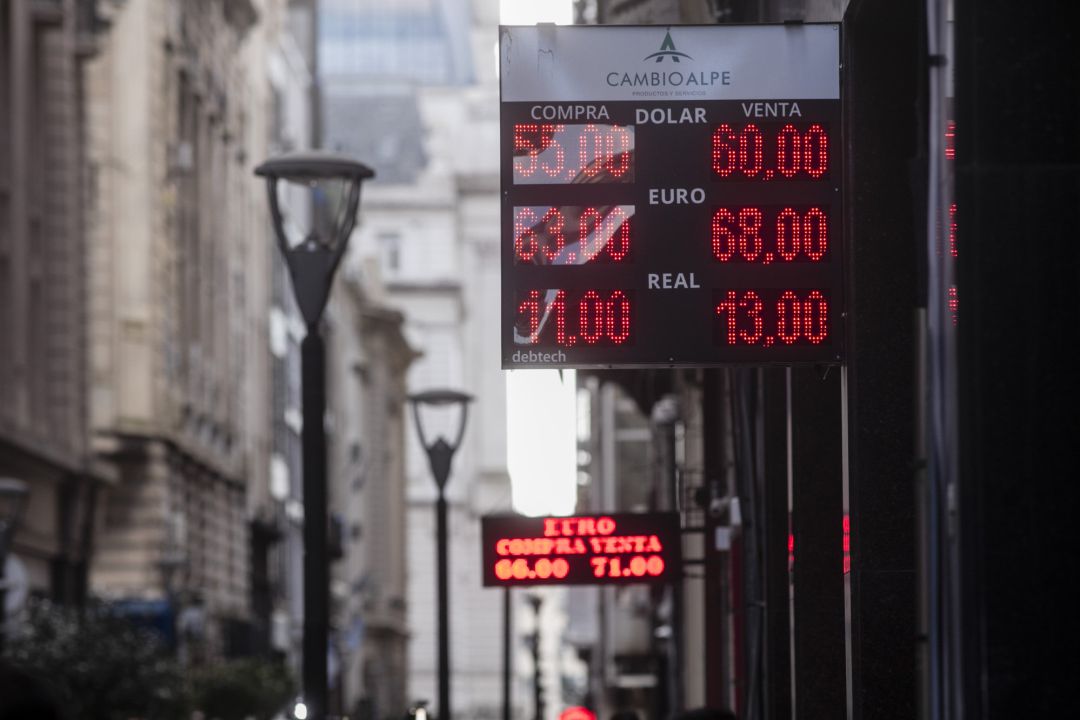 Cotizaciones del peso y el dólar en Buenos Aires Cotizaciones del peso y el dólar en Buenos Aires