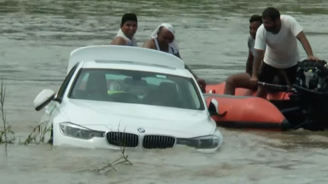 Un joven lanza al río el BMW que le habían regalado sus padres porque prefería un Jaguar