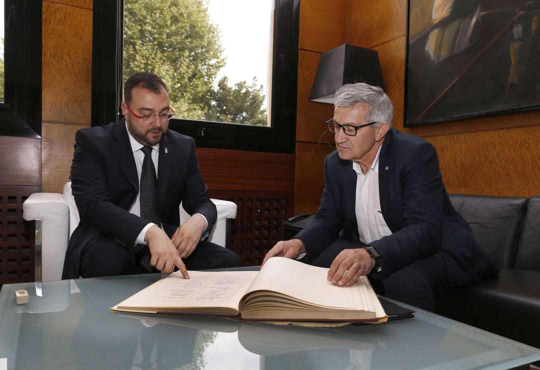 El Principado y la Universidad se coordinarán para planificar la estrategia de titulaciones, pero el rector matiza que son los universitarios los que "las hacen". El Principado y la Universidad se coordinarán para planificar la estrategia de titulaciones, pero el rector matiza que son los universitarios los que "las hacen".
