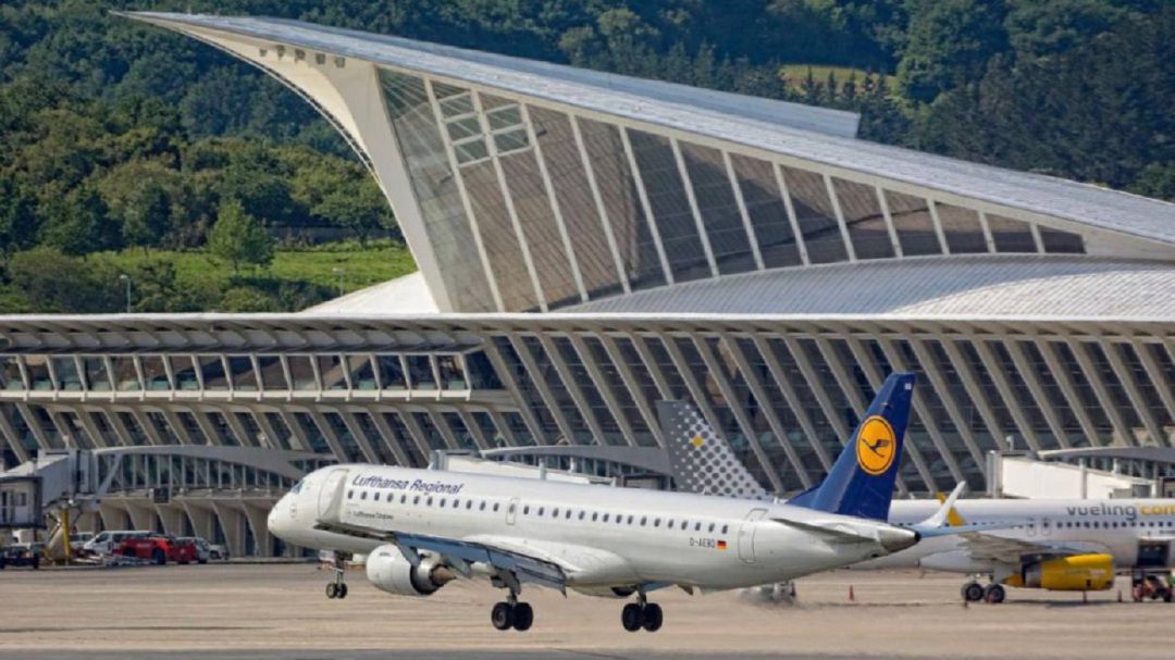 El Aeropuerto de Bilbao supera por primera vez los 600.000 pasajeros al mes El Aeropuerto de Bilbao supera por primera vez los 600.000 pasajeros al mes