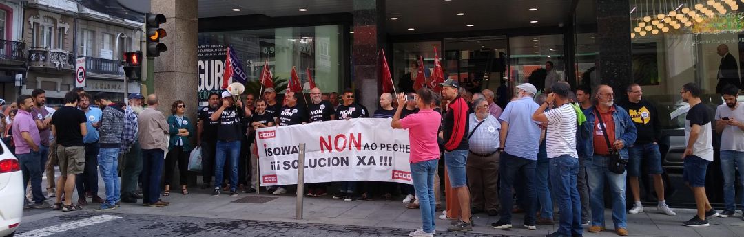 Trabajadores de Isowat frente a Abanca Trabajadores de Isowat frente a Abanca
