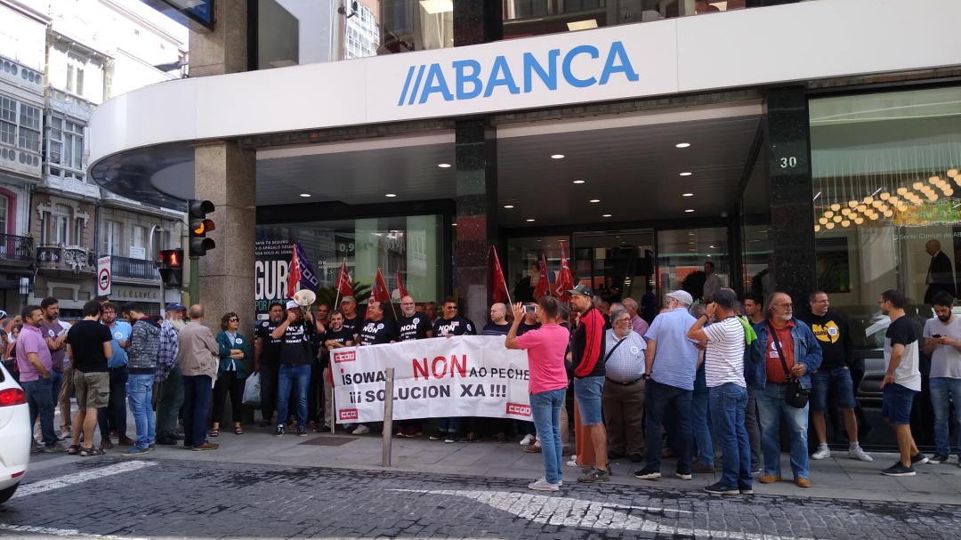Los trabajadores de Isowat recogen sus pertenecencias