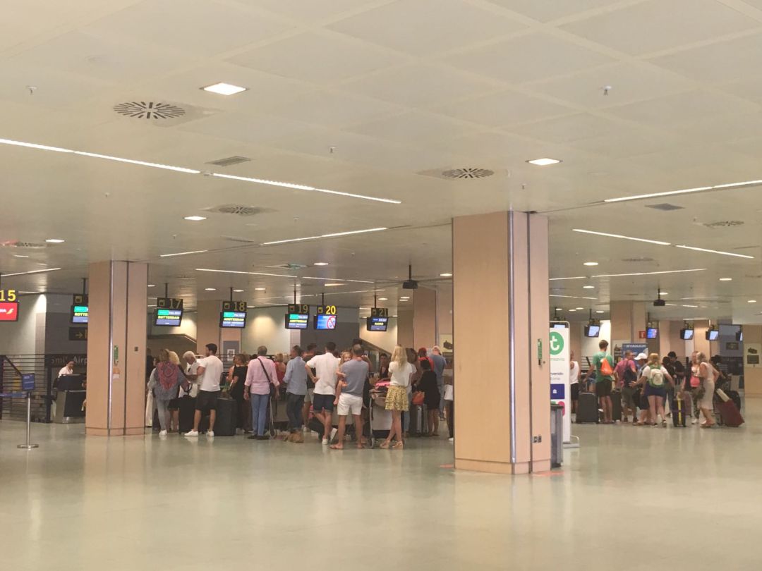 Pasajeros en los mostradores de facturación del Aeropuerto Pasajeros en los mostradores de facturación del Aeropuerto