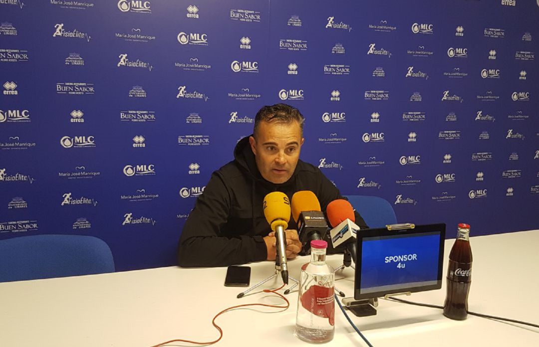 Juan Arsenal en rueda de prensa tras un partido. Juan Arsenal en rueda de prensa tras un partido.