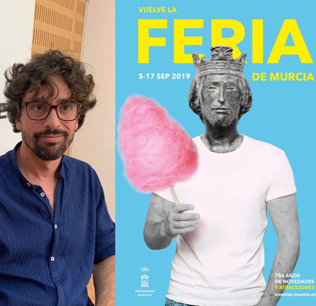 Juanma Soriano, creativo de Portavoz, junto a uno de los carteles de la Feria de Murcia 2.019 Juanma Soriano, creativo de Portavoz, junto a uno de los carteles de la Feria de Murcia 2.019