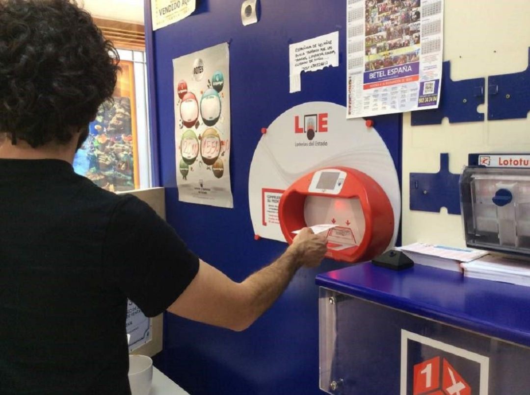 Un apostante en una administración de loterías Un apostante en una administración de loterías