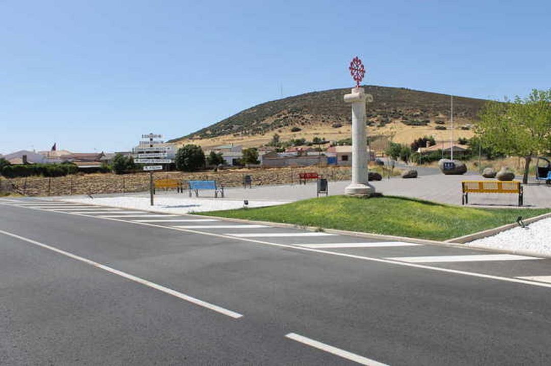 Plaza dedicada a la UME en Villamayor. Al fondo aparece el mástil sin bandera Plaza dedicada a la UME en Villamayor. Al fondo aparece el mástil sin bandera