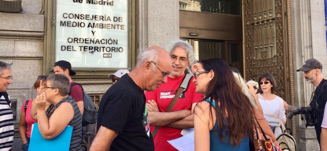 Miembros de la Plataforma a las puertas de la consejería de Medio Ambiente Miembros de la Plataforma a las puertas de la consejería de Medio Ambiente