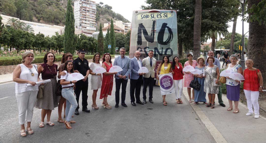 Presentación de uno de los autobuses turísticos que difundirán el lema de la campaña: "No es no. Solo sí es sí". Presentación de uno de los autobuses turísticos que difundirán el lema de la campaña: "No es no. Solo sí es sí".
