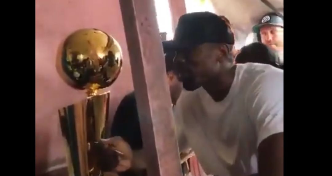 Ibaka regresa 15 años después al restaurante al que mendigaba comida de niño Ibaka regresa 15 años después al restaurante al que mendigaba comida de niño