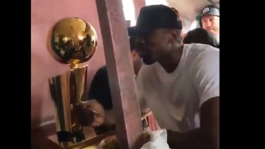 Ibaka regresa 15 años después con el trofeo de campeón de la NBA al bar al que iba a mendigar comida
