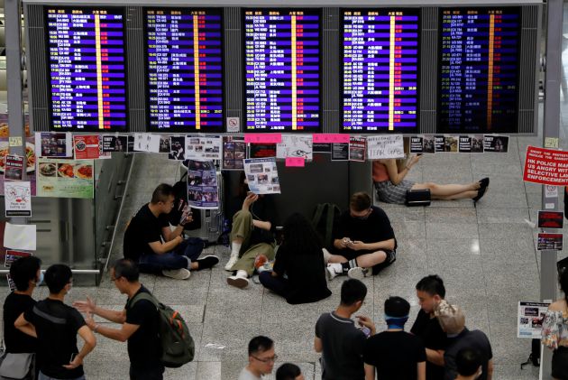 Viajeros esperando en el aeropuerto de Honk Kong Viajeros esperando en el aeropuerto de Honk Kong