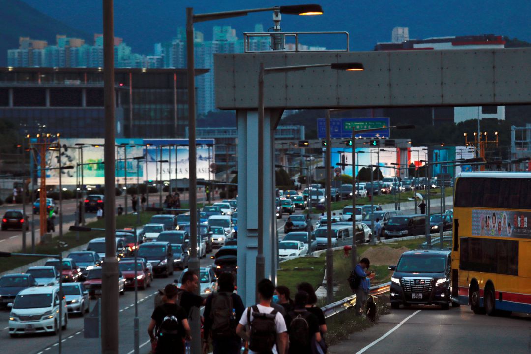 Hong Kong reabre el aeropuerto pero mantiene más de 300 vuelos cancelados Hong Kong reabre el aeropuerto pero mantiene más de 300 vuelos cancelados