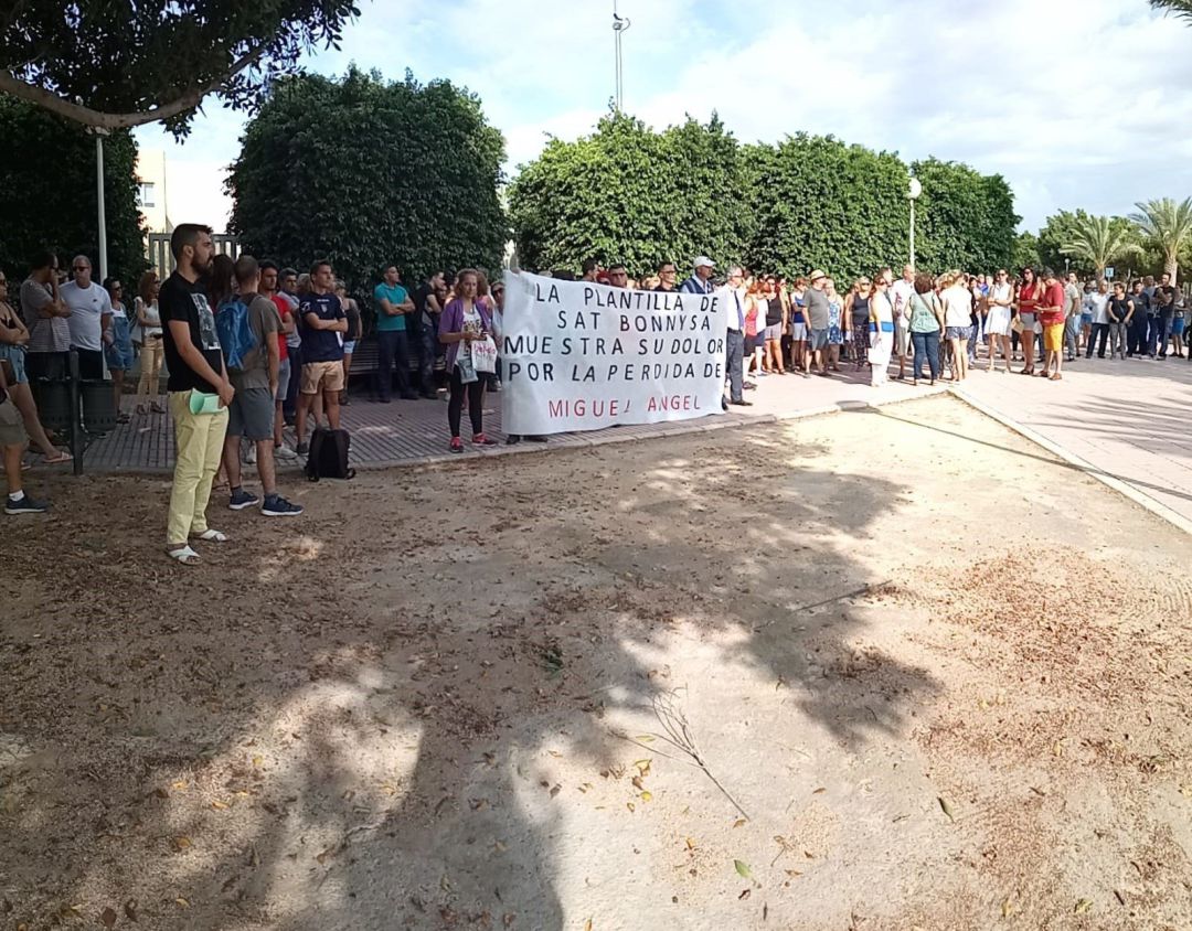 La plantilla de Bonnysa se ha concentrado hoy en solidaridad con el trabajador fallecido por supuesto golpe de calor. La plantilla de Bonnysa se ha concentrado hoy en solidaridad con el trabajador fallecido por supuesto golpe de calor.