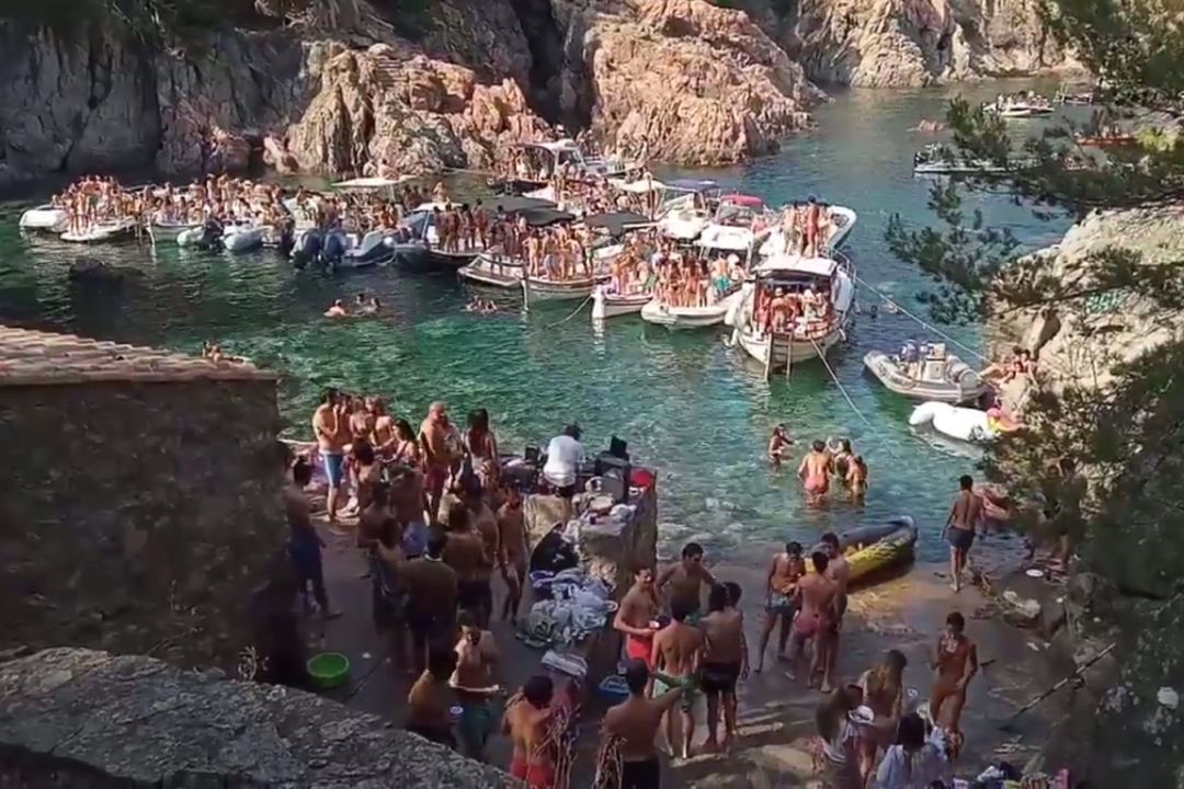 Frame d'un vídeo penjat a Twitter en què es poden veure embarcacions a la cala de Massoni el 12 de juliol de 2019 Frame d'un vídeo penjat a Twitter en què es poden veure embarcacions a la cala de Massoni el 12 de juliol de 2019