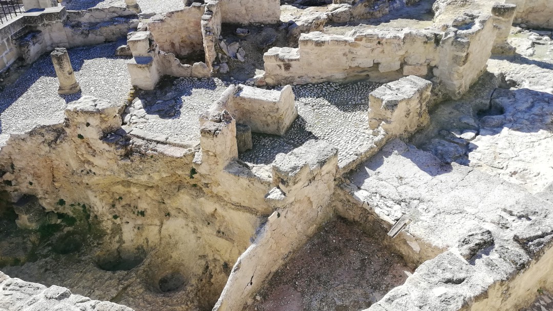 Descubiertos restos de una bodega en La Mota de Alcalá la Real
