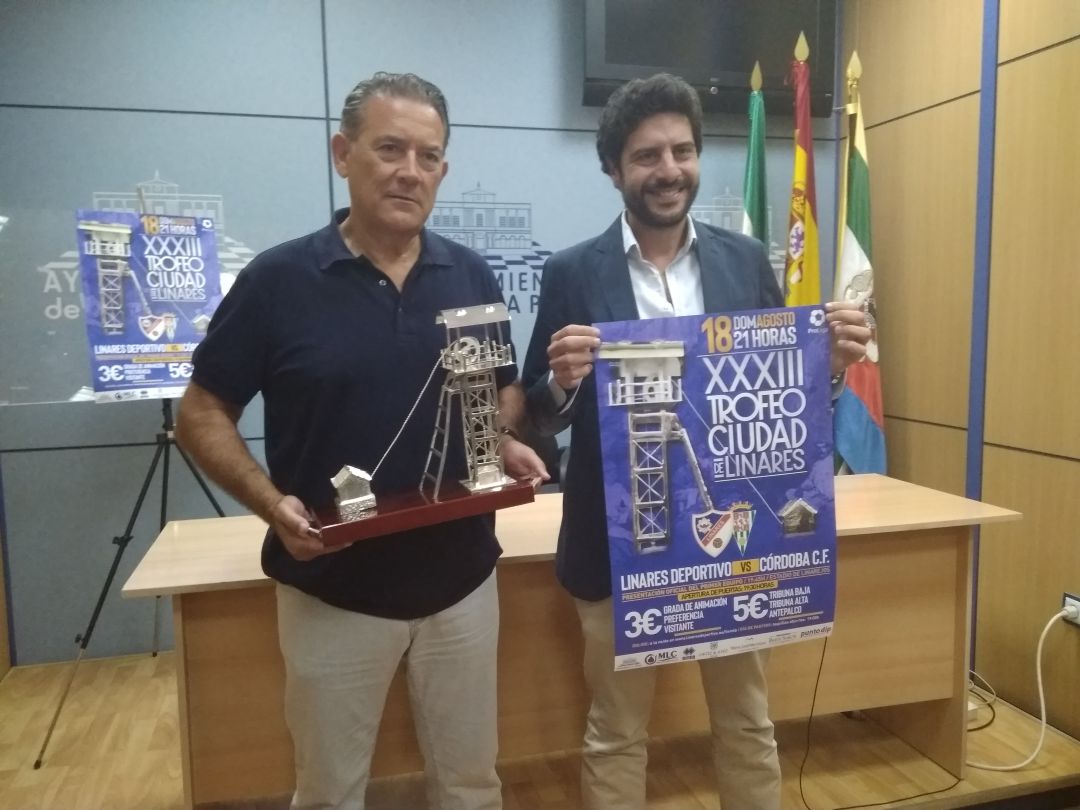 El alcalde de Linares, Raúl Caro, y el presidente del Linares Deportivo, Jesús Medina, presentan el XXXIII Trofeo Ciudad de Linares de fútbol. El alcalde de Linares, Raúl Caro, y el presidente del Linares Deportivo, Jesús Medina, presentan el XXXIII Trofeo Ciudad de Linares de fútbol.
