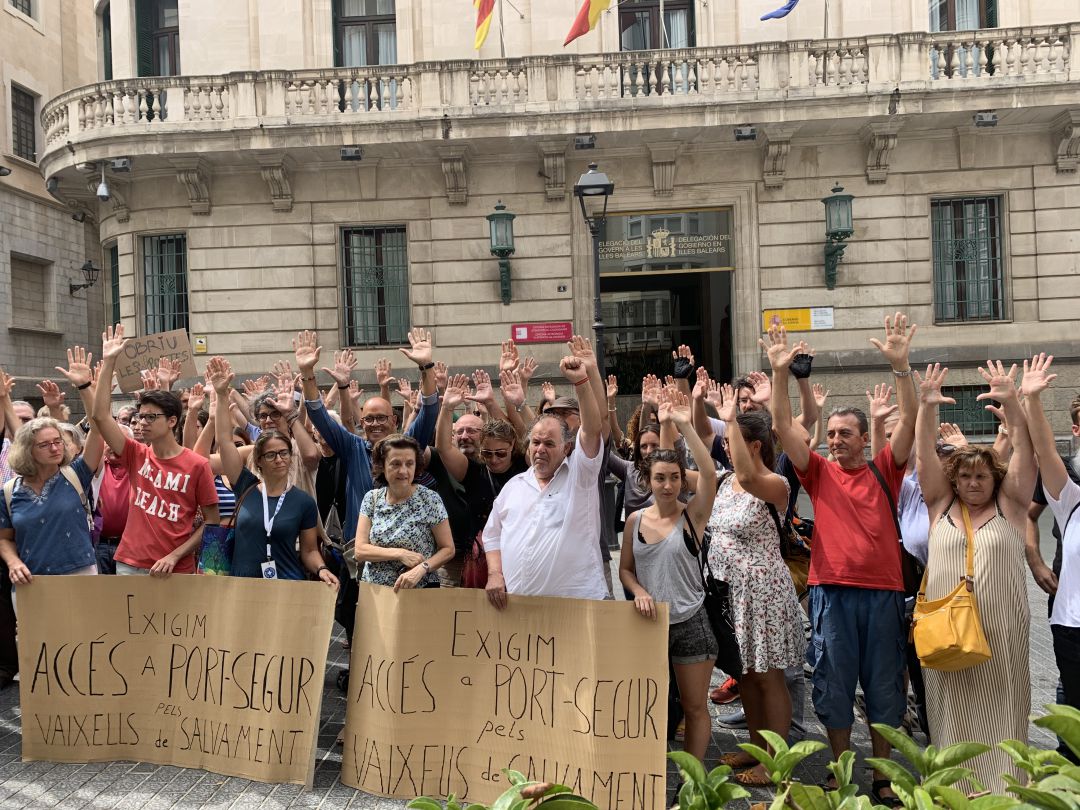 Concentración frente a la Delegación del Gobierno Concentración frente a la Delegación del Gobierno