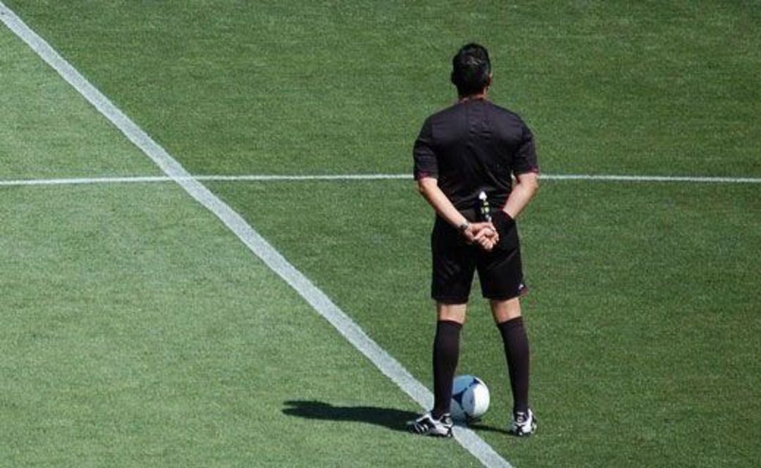 Las nuevas reglas castigan entradas por detrás y premia disputa de balón Las nuevas reglas castigan entradas por detrás y premia disputa de balón
