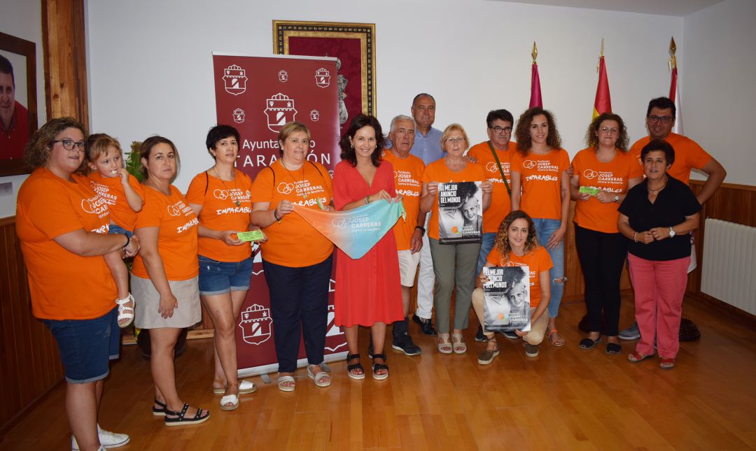 Momento de la presentación con miembros de la delegación, concejales y Alcalde Momento de la presentación con miembros de la delegación, concejales y Alcalde