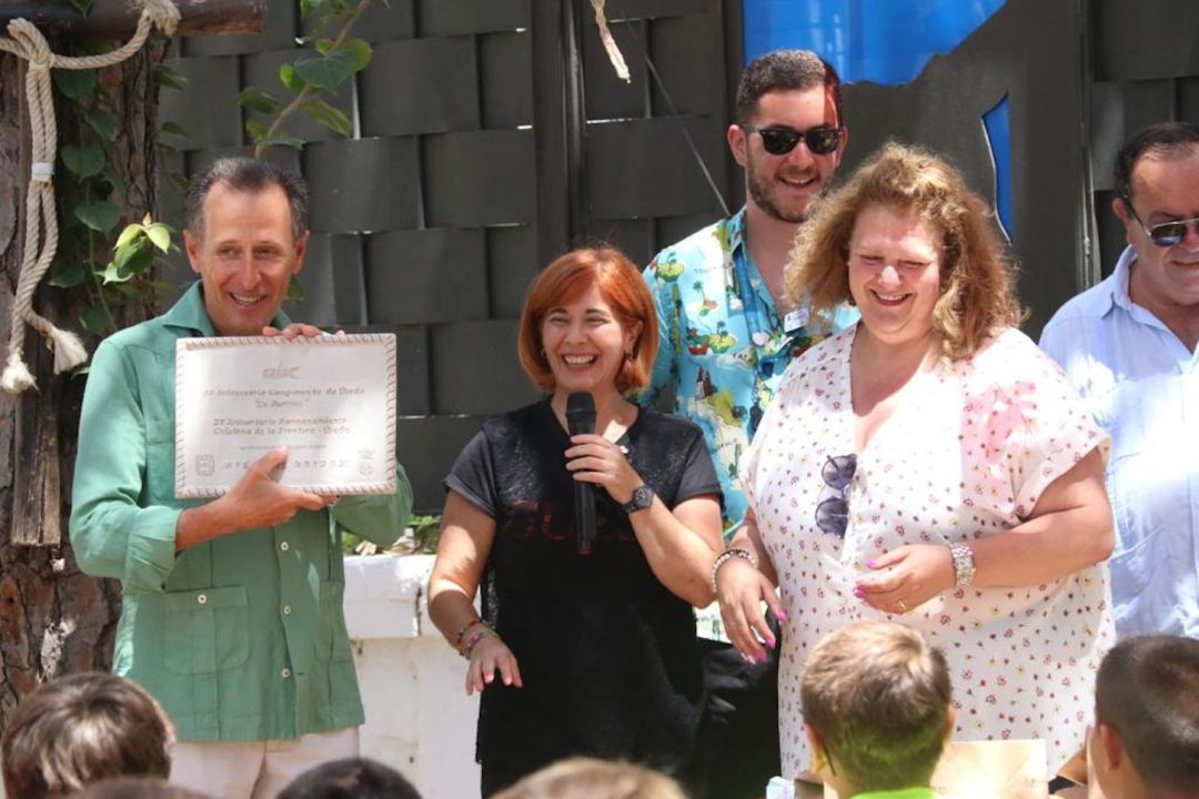 La alcaldesa de Úbeda, Toni Olivares, junto a la concejala Magdalena Urrutia en el campamento de JAC en La Barrosa La alcaldesa de Úbeda, Toni Olivares, junto a la concejala Magdalena Urrutia en el campamento de JAC en La Barrosa