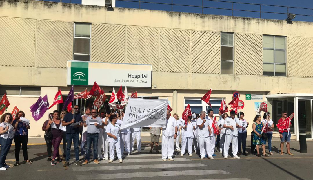 Protesta de los profesionales de lavandería a las puertas del Hospital San Juan de la Cruz de Úbeda Protesta de los profesionales de lavandería a las puertas del Hospital San Juan de la Cruz de Úbeda