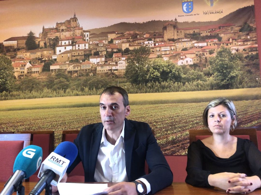 Enrique Cabaleiro, alcalde de Tui, y Yolanda Rodríguez, concejala de Urbanismo, durante una rueda de prensa. Enrique Cabaleiro, alcalde de Tui, y Yolanda Rodríguez, concejala de Urbanismo, durante una rueda de prensa.