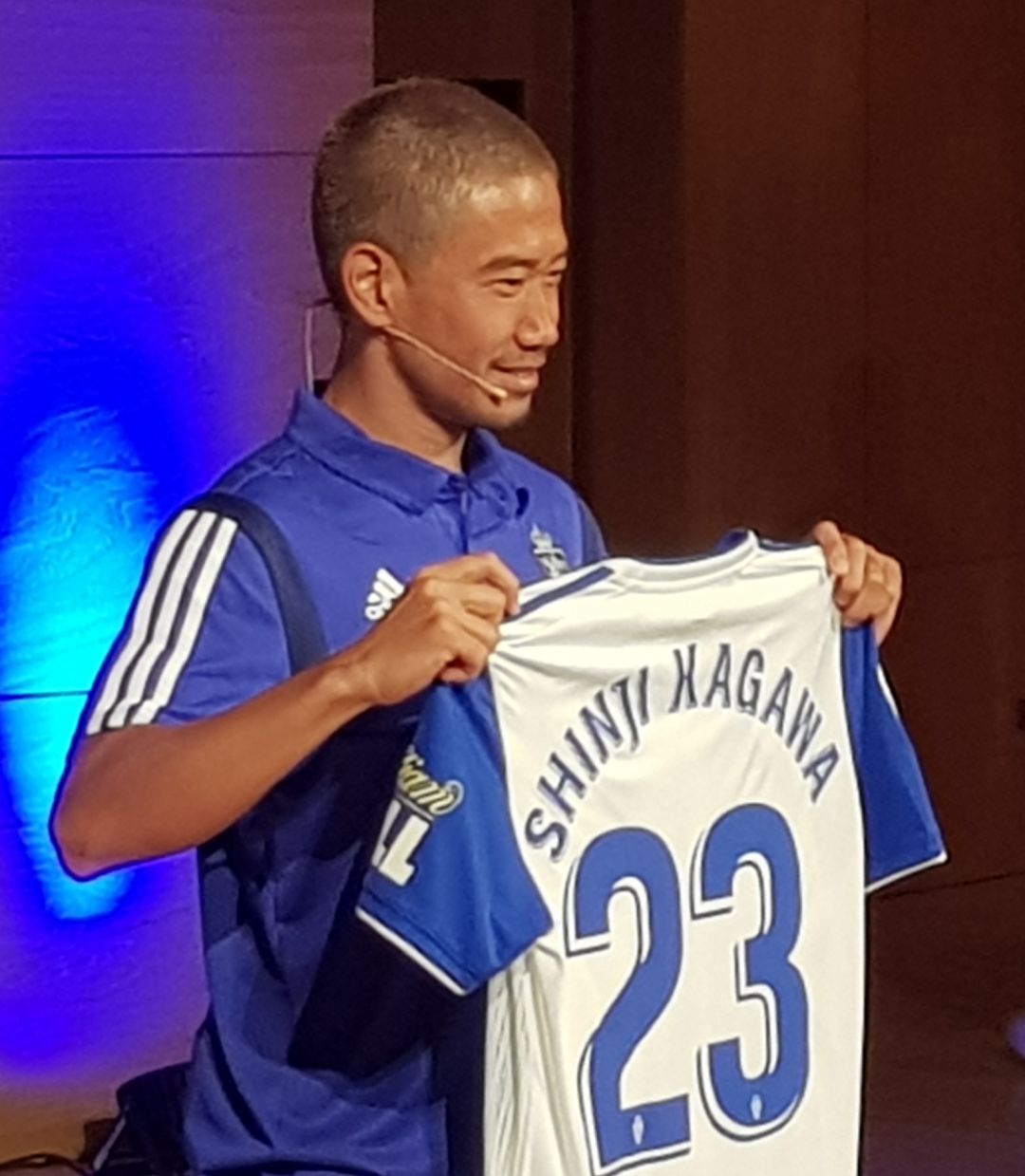 Shinji Kagawa posando con su nueva camiseta del Real Zaragoza Shinji Kagawa posando con su nueva camiseta del Real Zaragoza